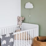 Une chambre d'enfant chaleureuse avec des suspensions douces et colorées, créant une ambiance apaisante pour les rêves.