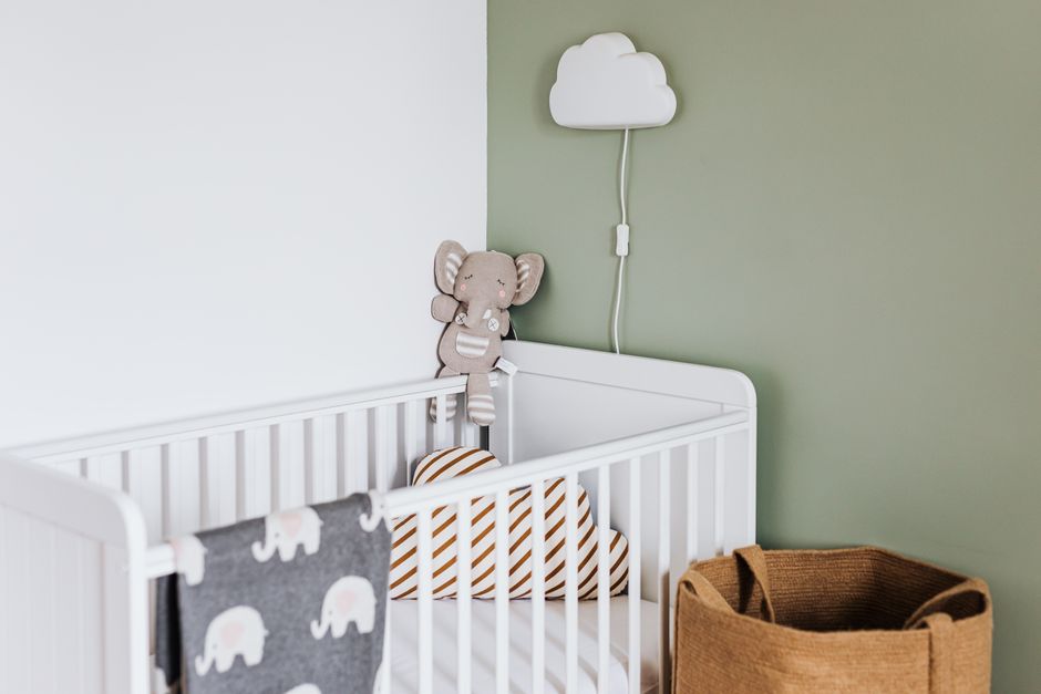 Une chambre d'enfant chaleureuse avec des suspensions douces et colorées, créant une ambiance apaisante pour les rêves.